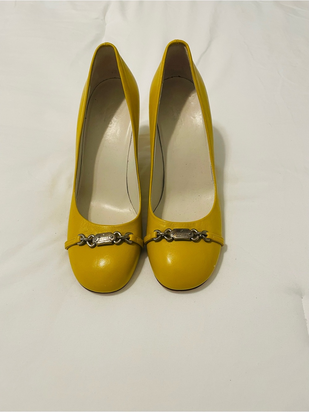 Gucci Yellow Leather Chain-Trim Round-Toe Pumps